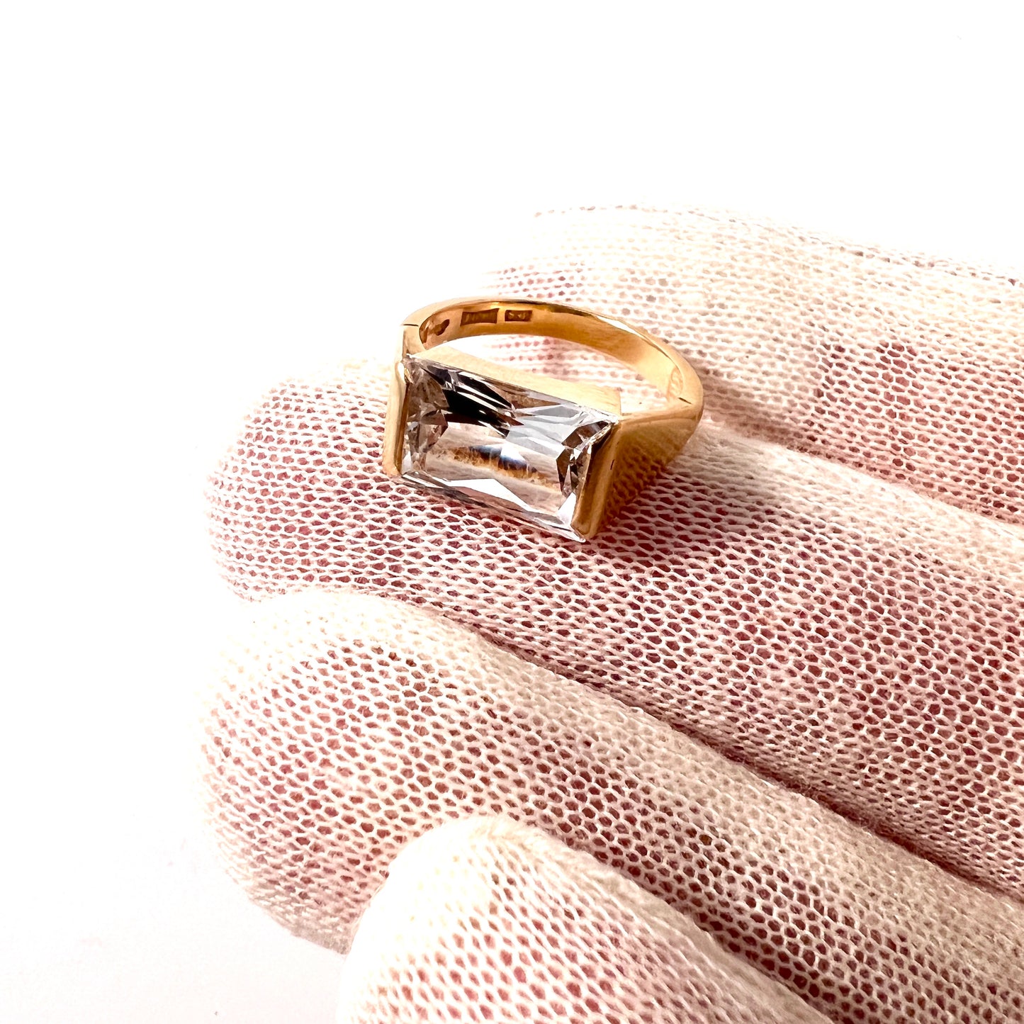 F O Hällström, Sweden 1944. WW2-Era 18k Gold Rock Crystal Ring. 5.7gram