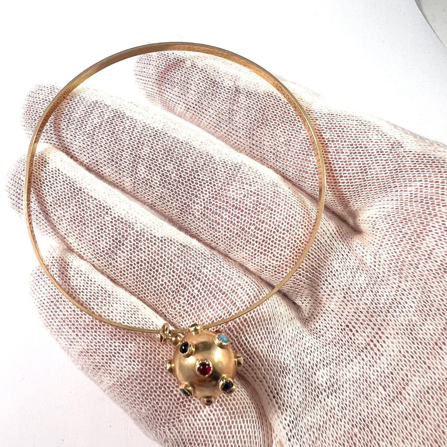 UNO A ERRE, Arezzo, Italy 1944-68. Vintage 18k Gold Sputnik Charm Bangle Bracelet.