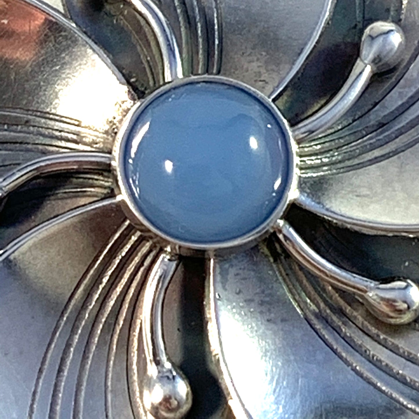 アルトン、スウェーデン、1961 年ミッドセンチュリー スターリング シルバー カルセドニー フラワー ブローチ。