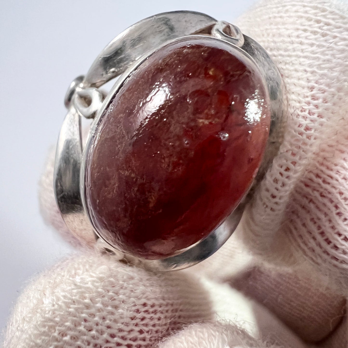 ポーランド、1960~70 年代。ヴィンテージ ソリッド シルバー バルト海産琥珀リング。メーカーズ マーク。