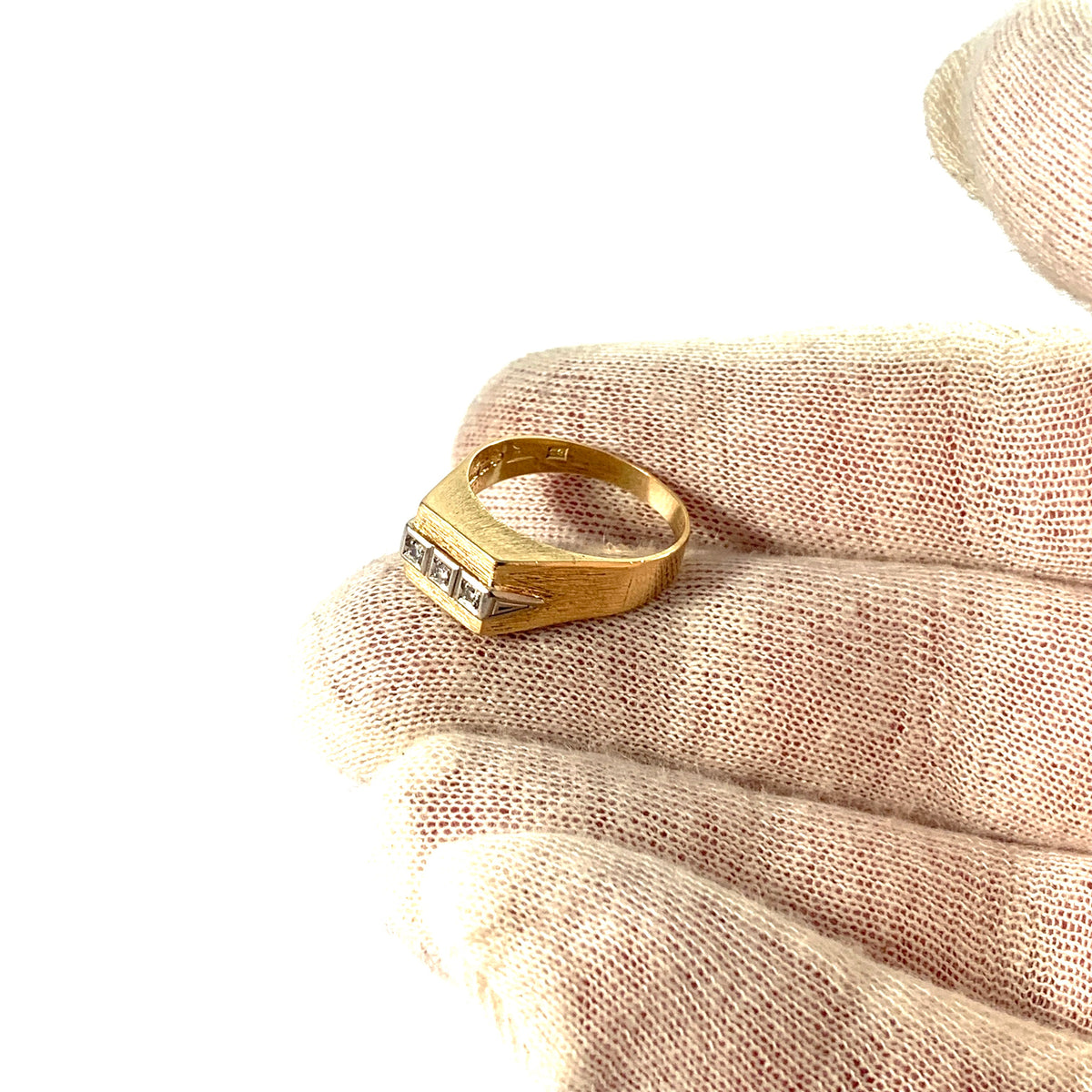 Atelje Stigbert, Sweden 1969. Vintage 18k Gold Diamond Ring.