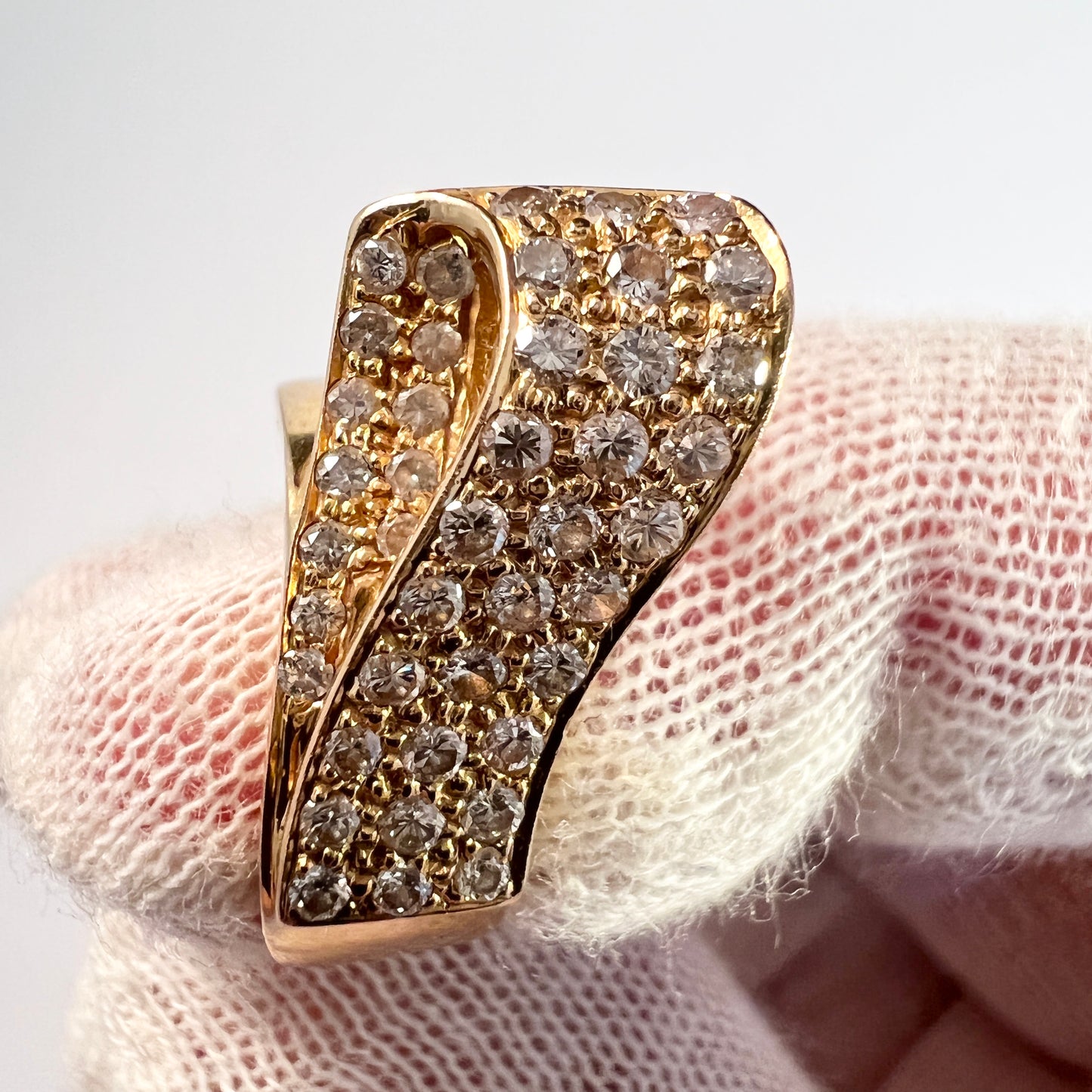 Vintage 18k Gold Diamond Cluster Ring.