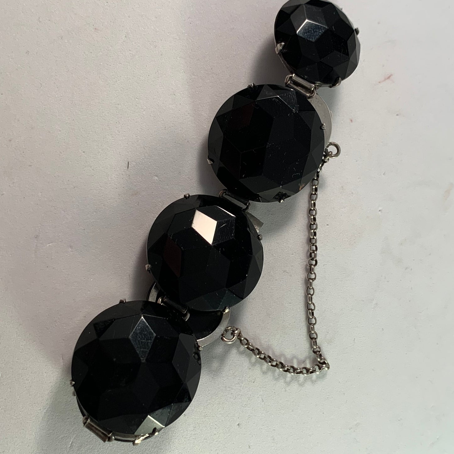 スウェーデン、1800 年代後半のビクトリア朝の純銀ガラス ジェット モーニング ブレスレット。