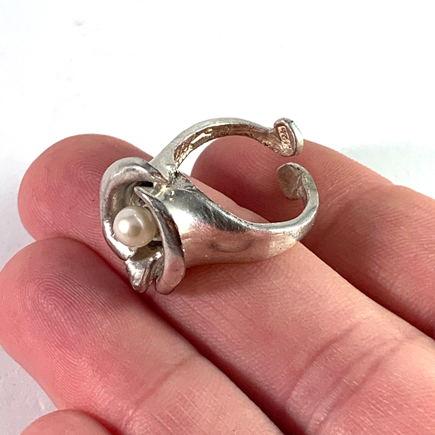 ロバート、スウェーデン 1970 年代のヴィンテージ スターリング シルバー カルチャー パール リング。署名入り。