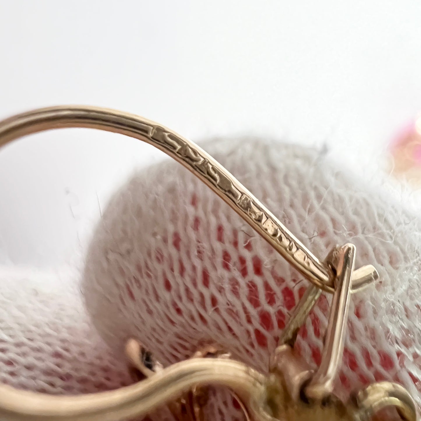 フィンランド、1960 年代。ヴィンテージ 14K ゴールド合成ピンク サファイア イヤリング。