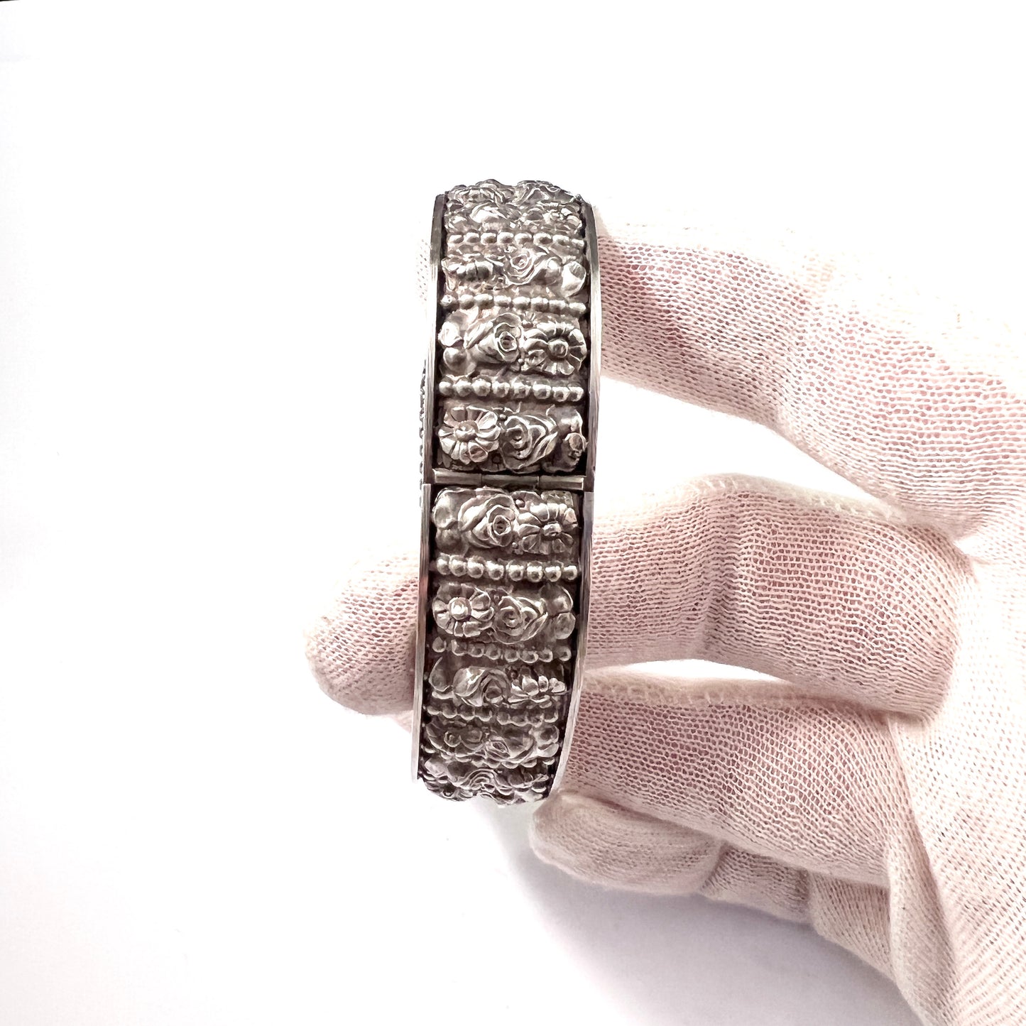 Portugal 1940s. Solid Silver Hinged Flower Bangle Bracelet.