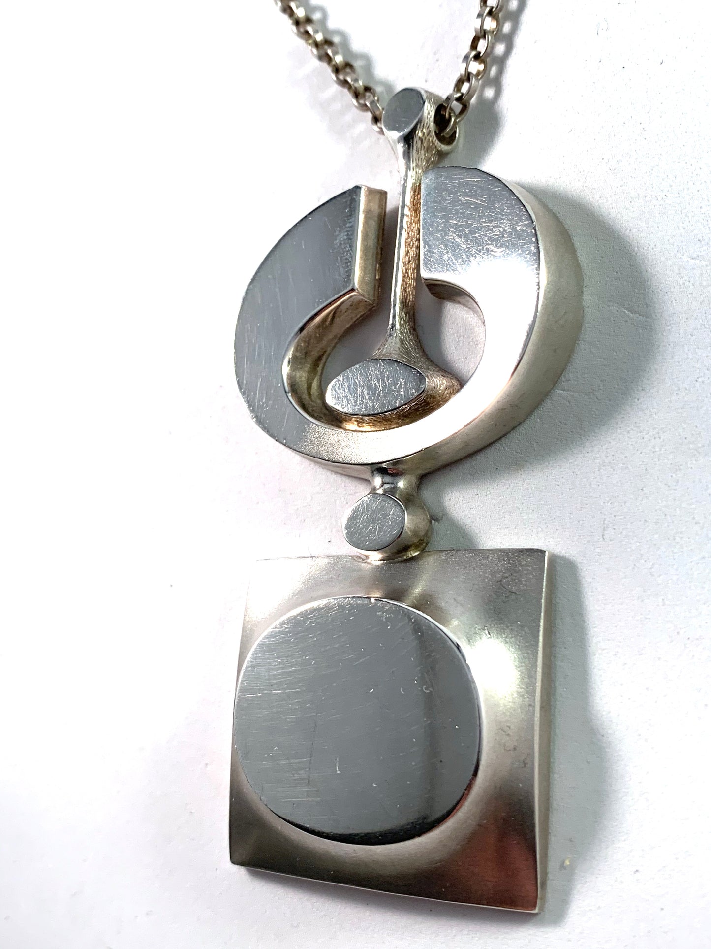 ヨルマ・ライネ、フィンランド、1972年、巨大な純銀ペンダントネックレス。署名入り