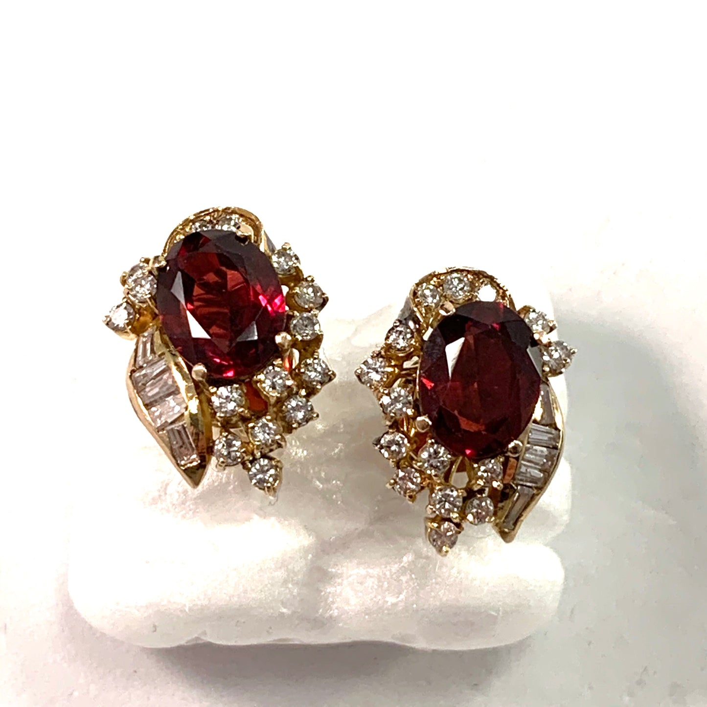 ミッドセンチュリー 14K ゴールド ガーネット c 0.68ctw ダイヤモンド スタッド イヤリング。