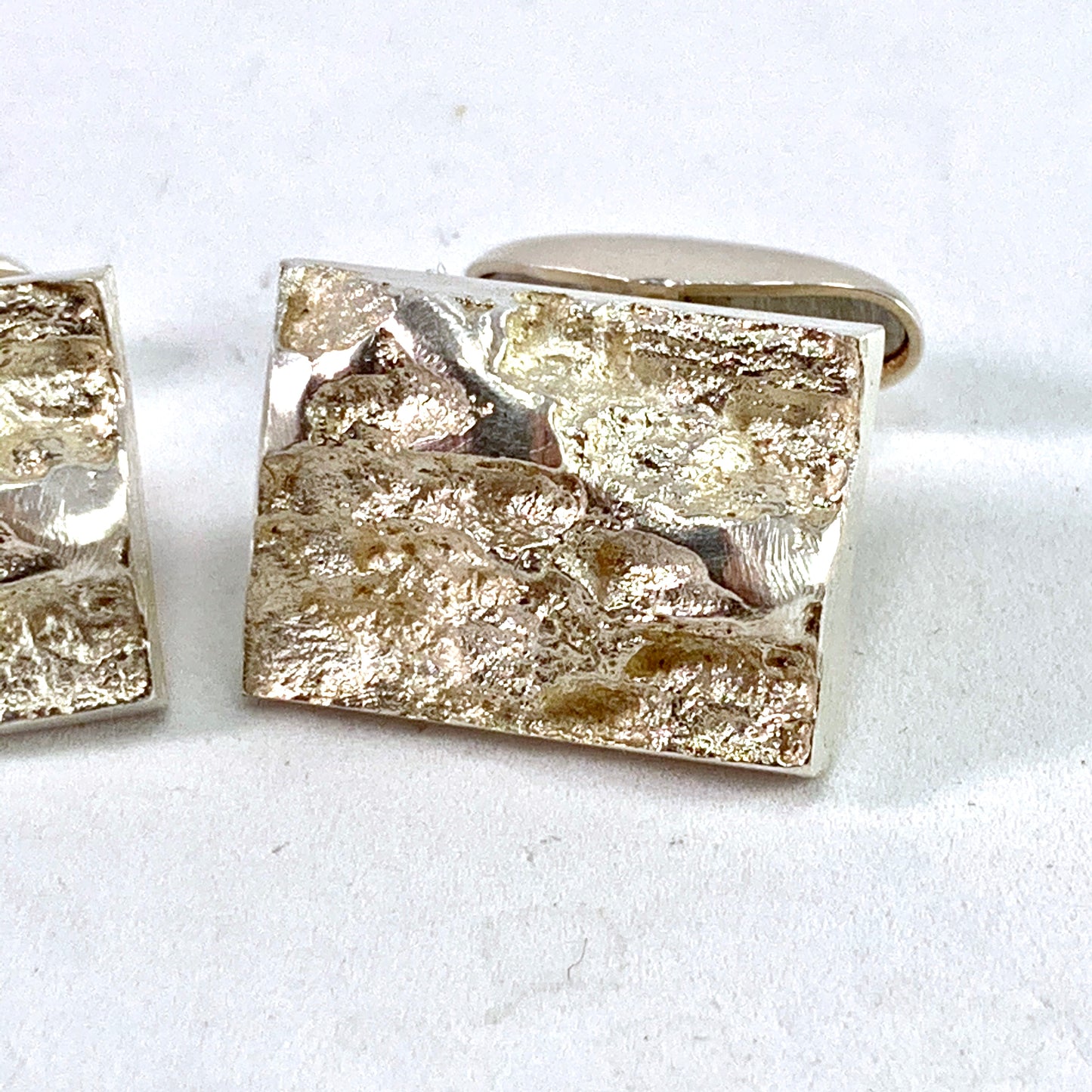 エリン、フィンランド、1973 年、ブルータリスト ソリッド 830 シルバーのカフスボタンのペア。