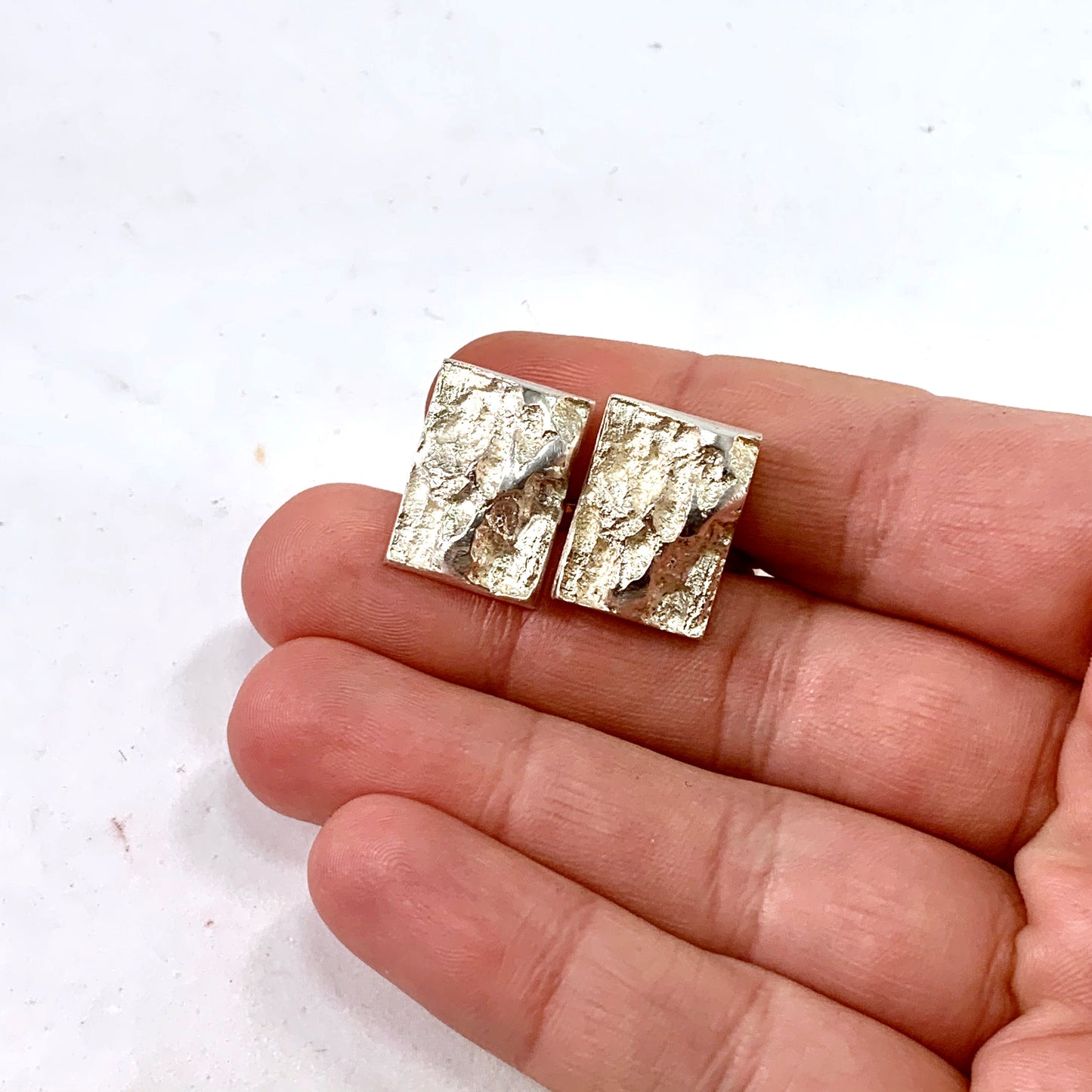 Karl-Åke Nyström、スウェーデン 1956 年ミッドセンチュリー モダンなスターリング シルバー エナメルの大きなペンダント。署名入り。