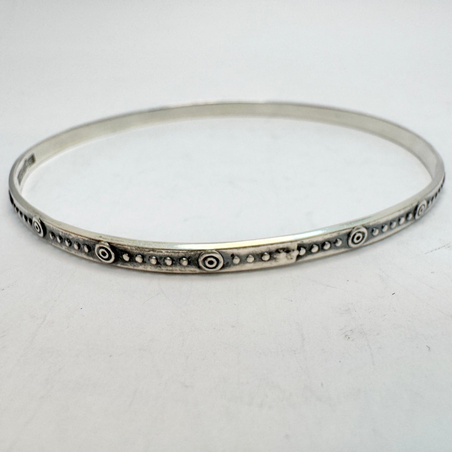 Olli K. Salmi, Kalevala Koru, Finland 1962. Vintage Solid Silver Bangle Bracelet.