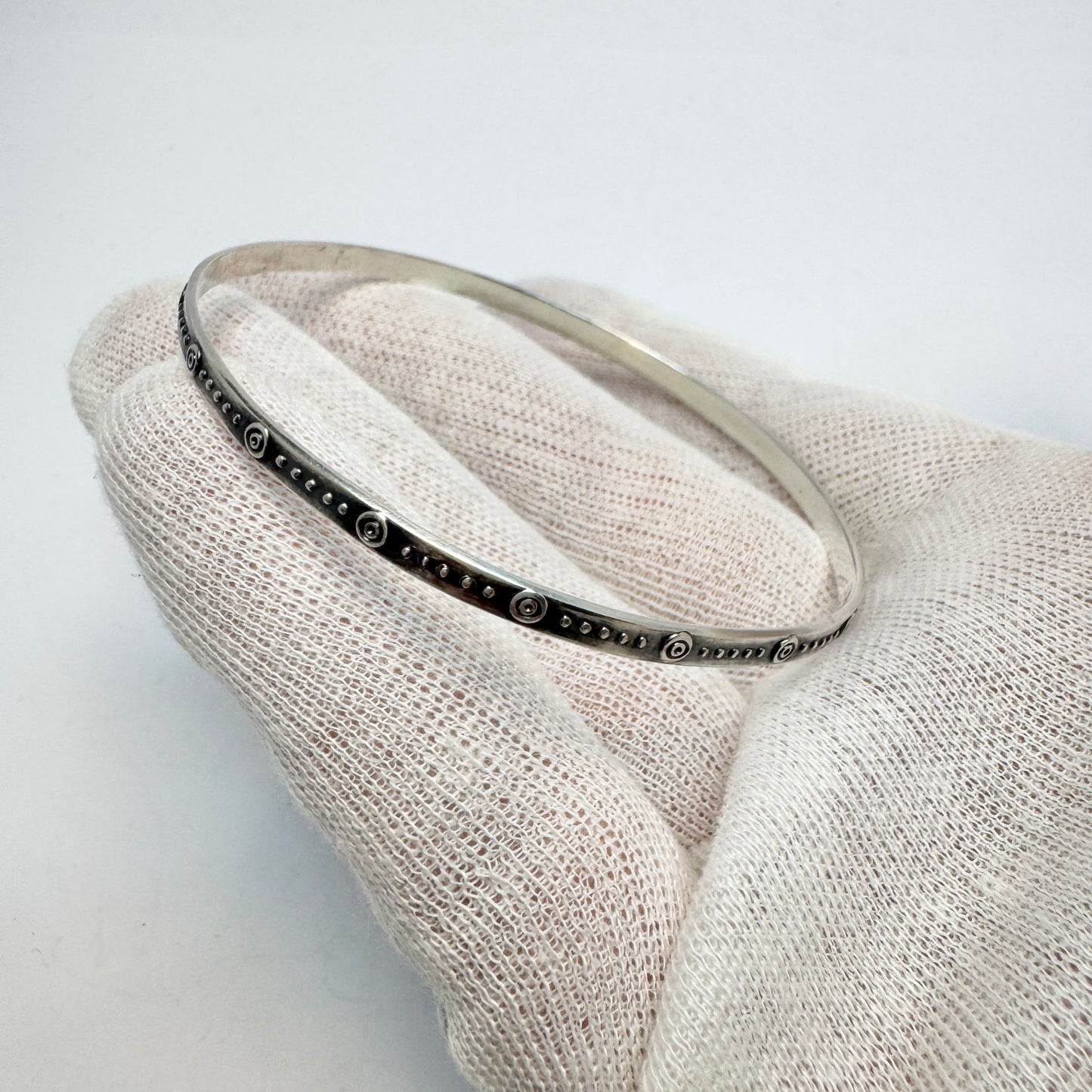Olli K. Salmi, Kalevala Koru, Finland 1962. Vintage Solid Silver Bangle Bracelet.