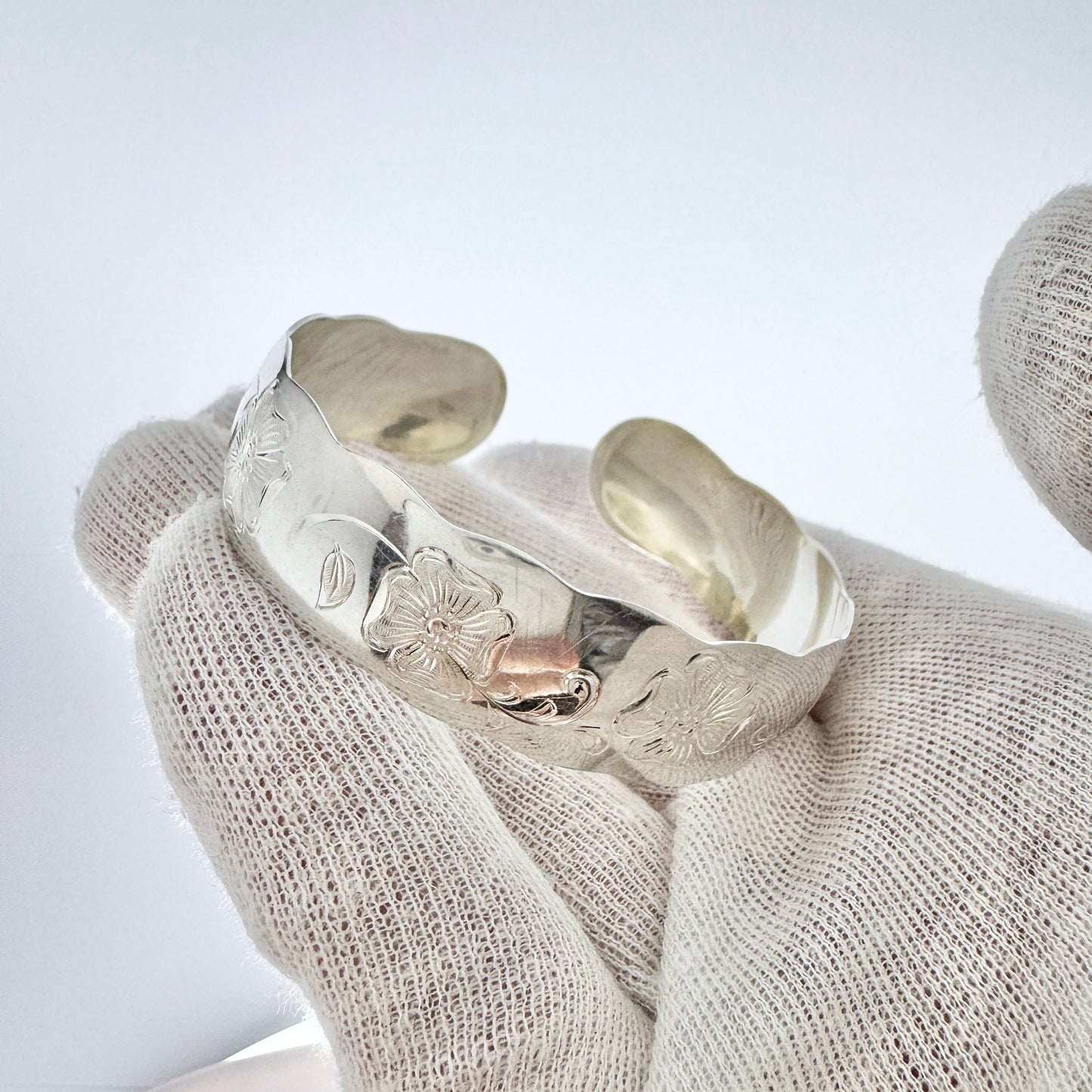 Lutz & Weiss, Germany c 1950s. Vintage Floral Solid Silver Cuff Bracelet.