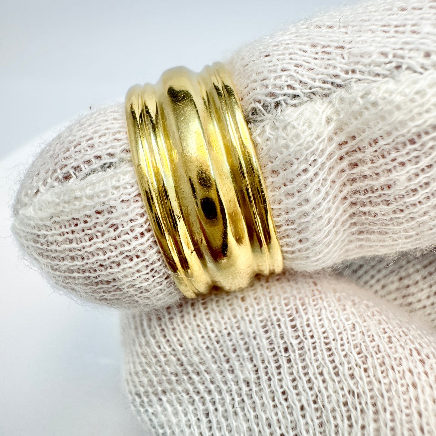 Bengt Hallberg, Sweden. Vintage 18k Gold Viking Copy Female Wedding Band Ring.