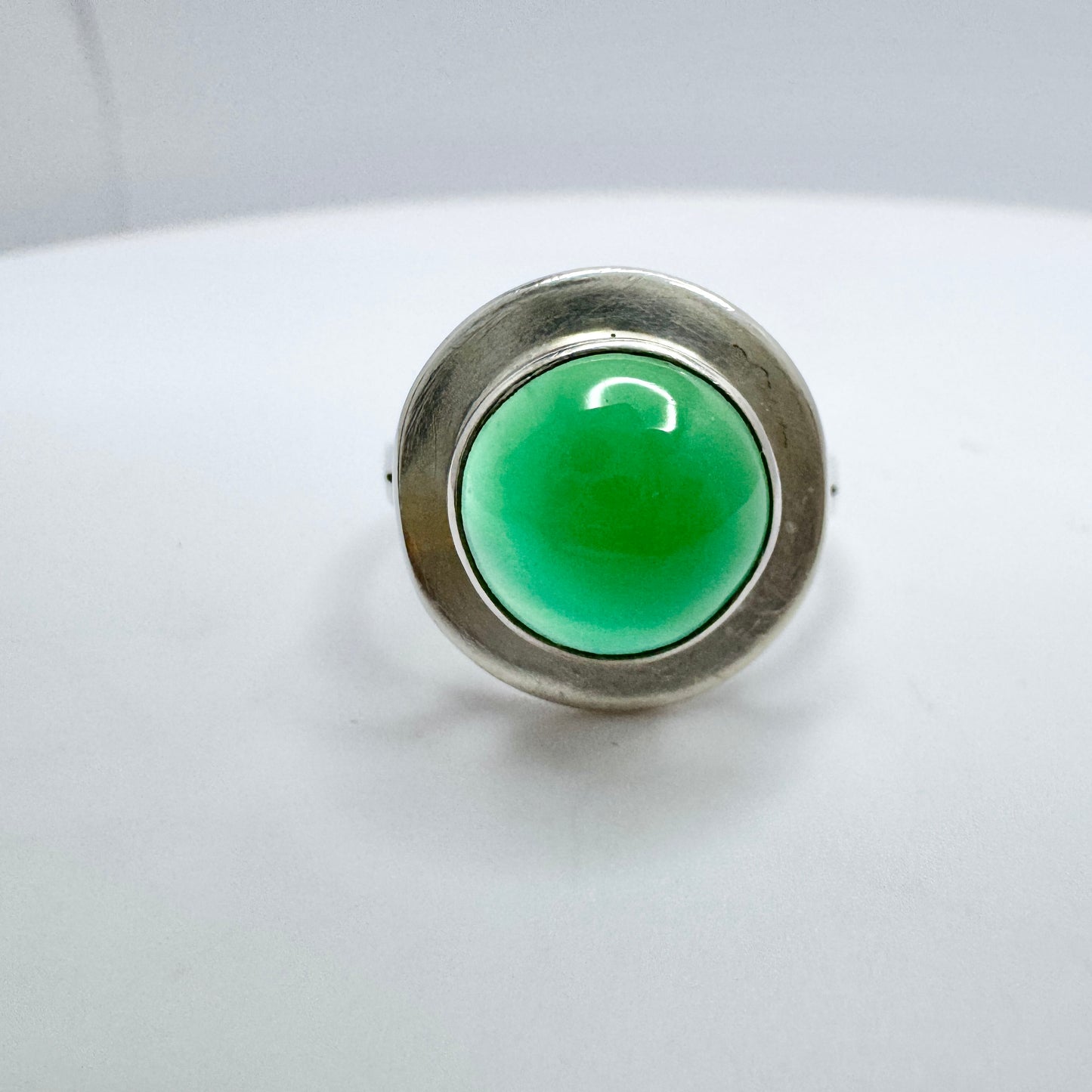 GUSSI, Sweden 1956. Vintage Sterling Silver Chrysoprase Ring.