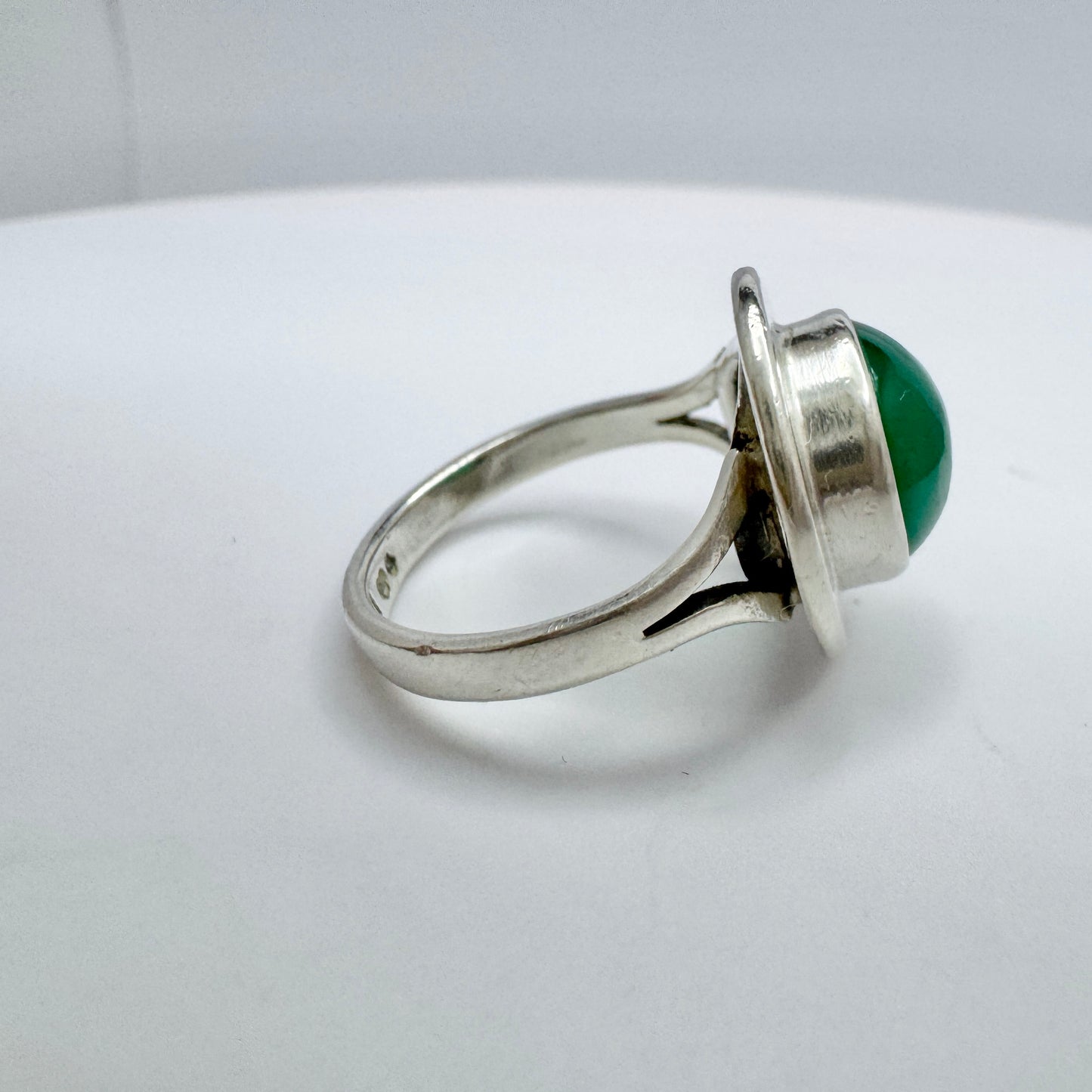 GUSSI, Sweden 1956. Vintage Sterling Silver Chrysoprase Ring.