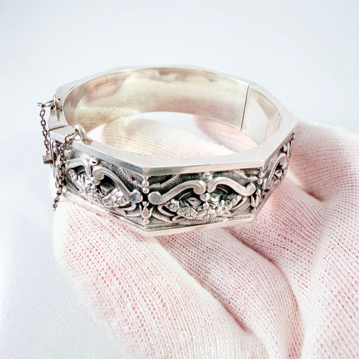 Porto, Portugal ca 1940-50s. Vintage 833 Silver Hinged Bangle Bracelet.