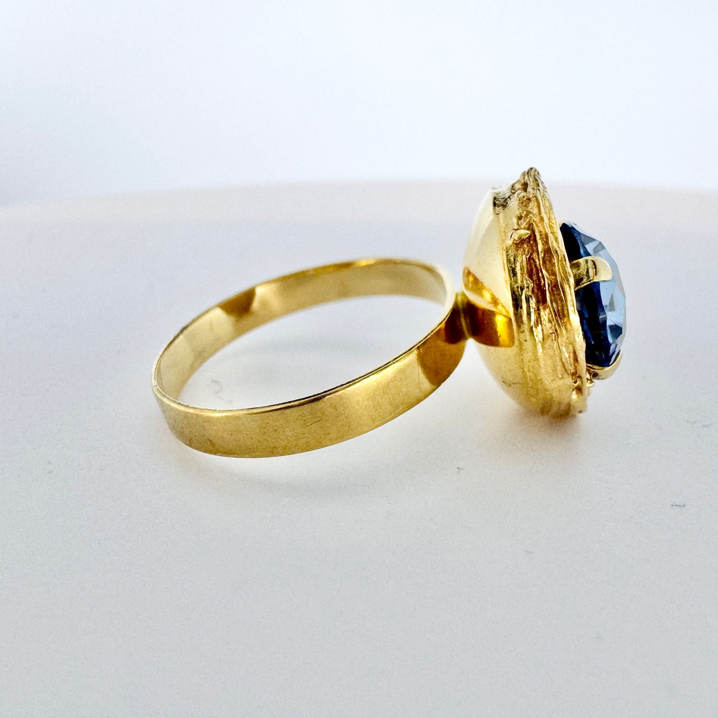 Bengt Hallberg, Sweden 1970. Vintage 18k Gold Blue Spinel Ring.