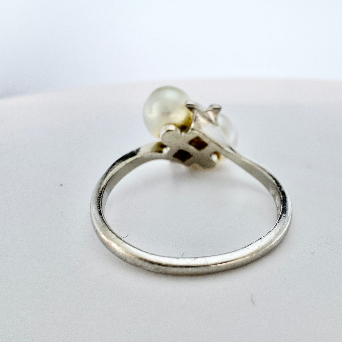 Mikimoto, Japan. Vintage 14k Gold Pearl Bypass Ring.