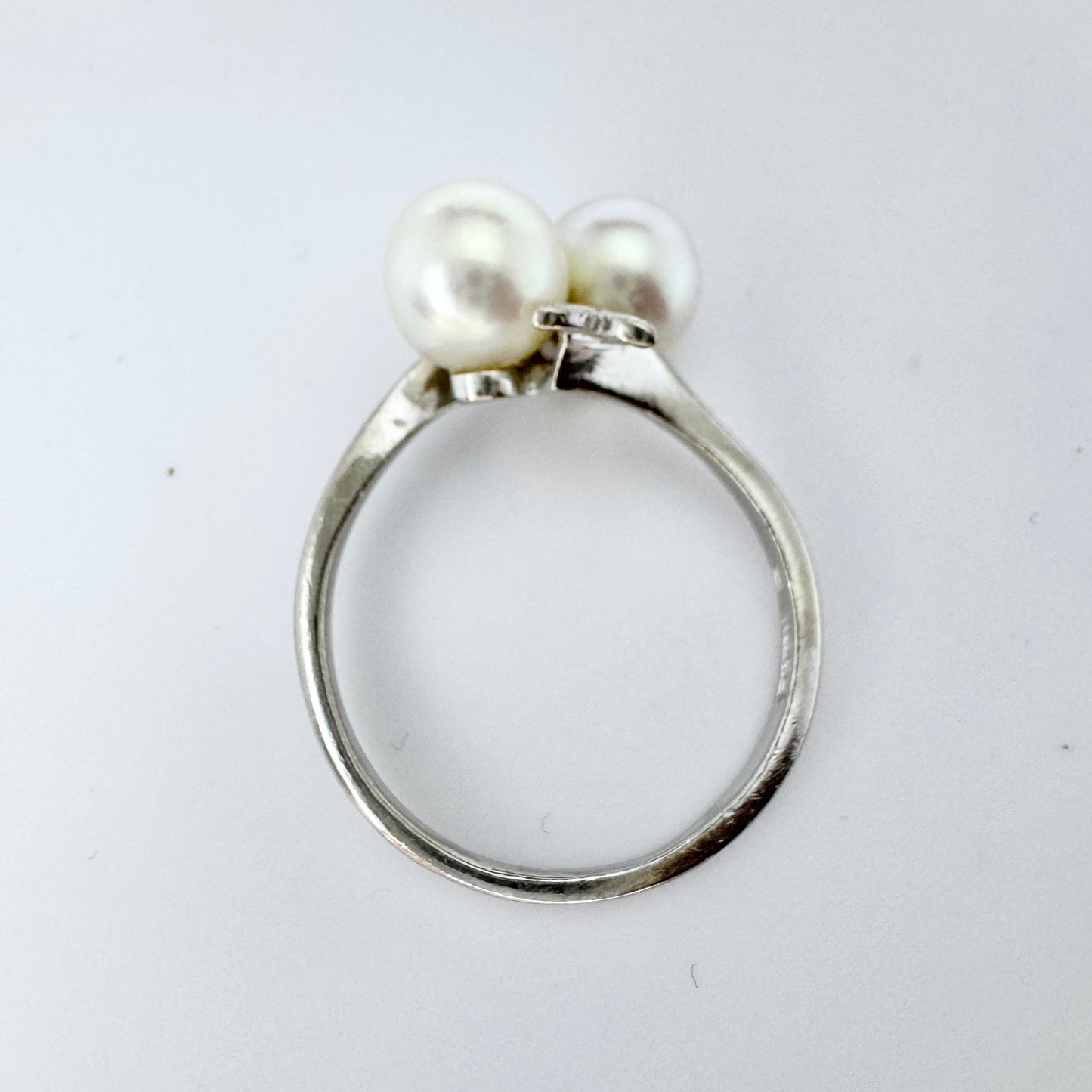 Mikimoto, Japan. Vintage 14k Gold Pearl Bypass Ring.