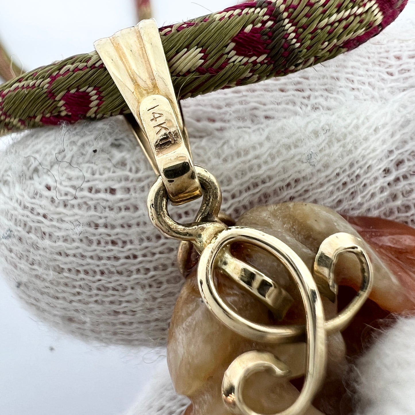 China. Vintage 14k Gold Carved Jade Pendant Necklace.