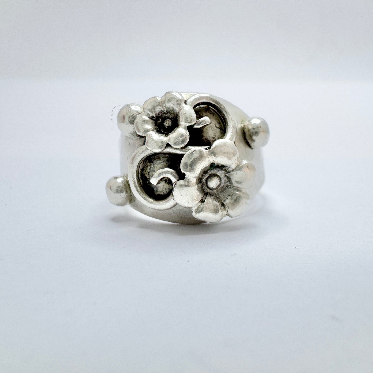 Kaplan, Sweden 1954. Vintage Solid Silver Flower Ring.