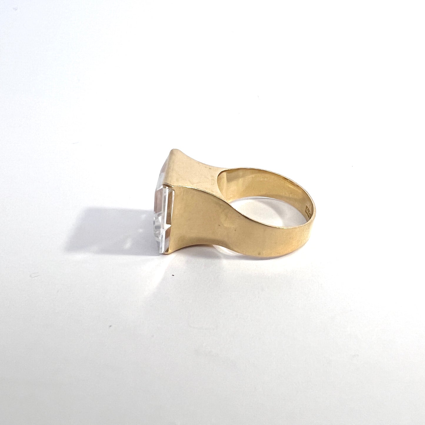 Kaplan, Sweden 1969. Vintage Modernist 18k Gold Rock Crystal Ring