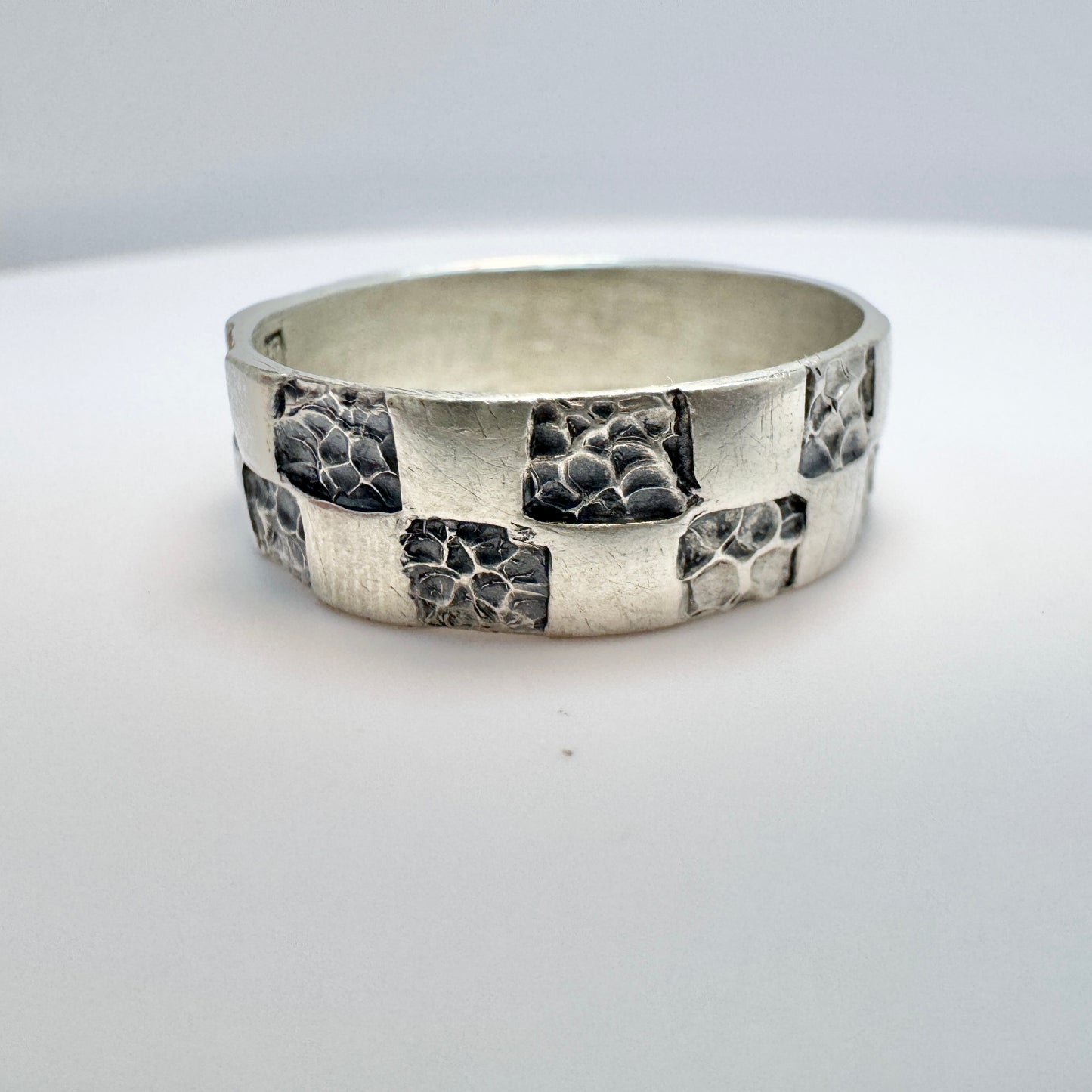 Uusitaito Oy, Finland 1975. Vintage Solid Silver Men's Band Ring.