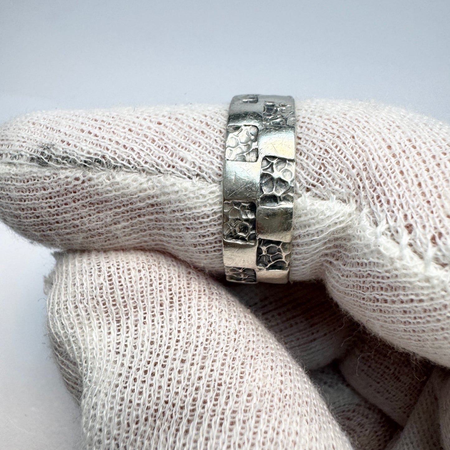 Uusitaito Oy, Finland 1975. Vintage Solid Silver Men's Band Ring.