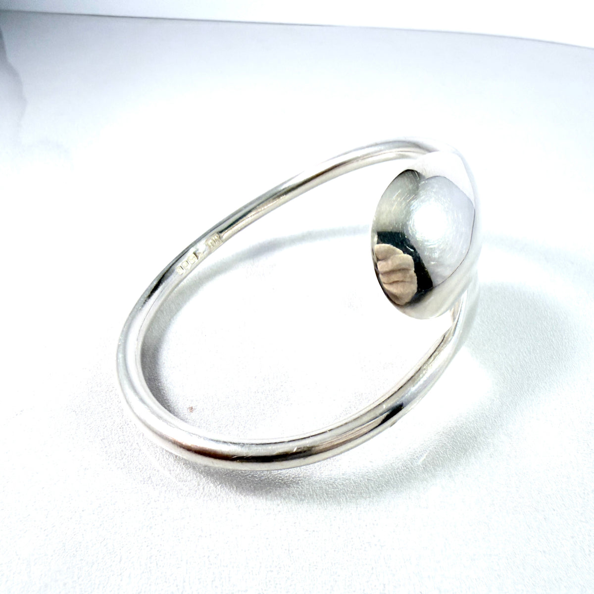 Maker MB, London 1976. Vintage Sterling Silver Arm-band Bangle.