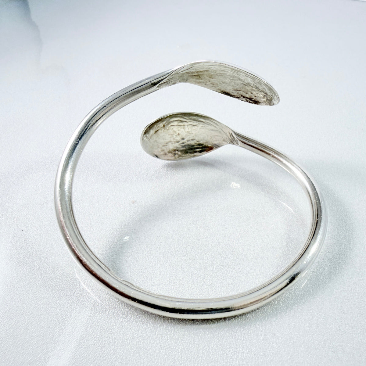 Maker MB, London 1976. Vintage Sterling Silver Arm-band Bangle.