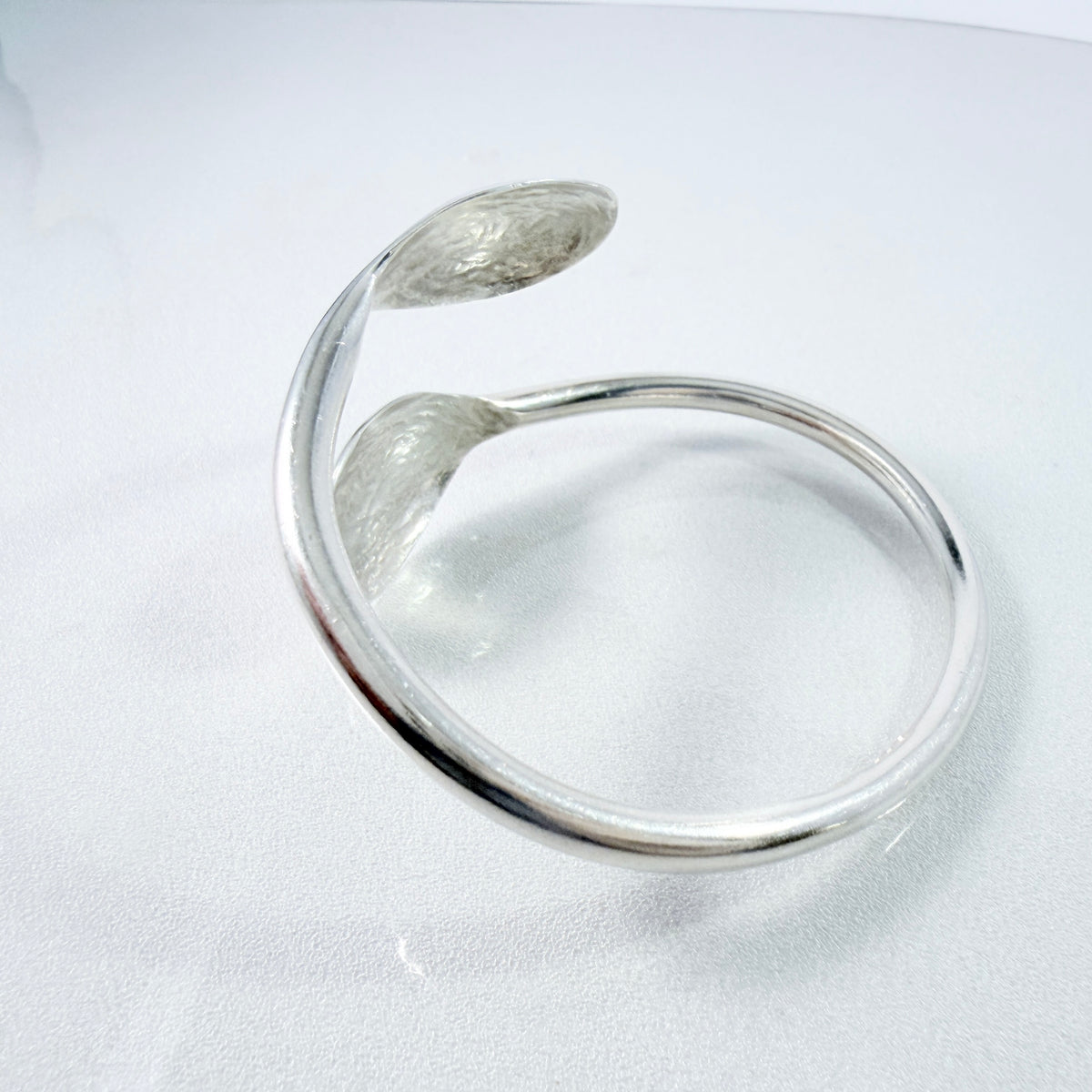 Maker MB, London 1976. Vintage Sterling Silver Arm-band Bangle.