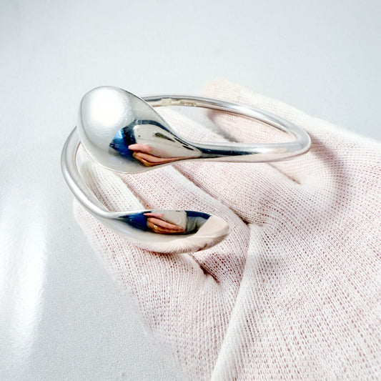 Maker MB, London 1976. Vintage Sterling Silver Arm-band Bangle.