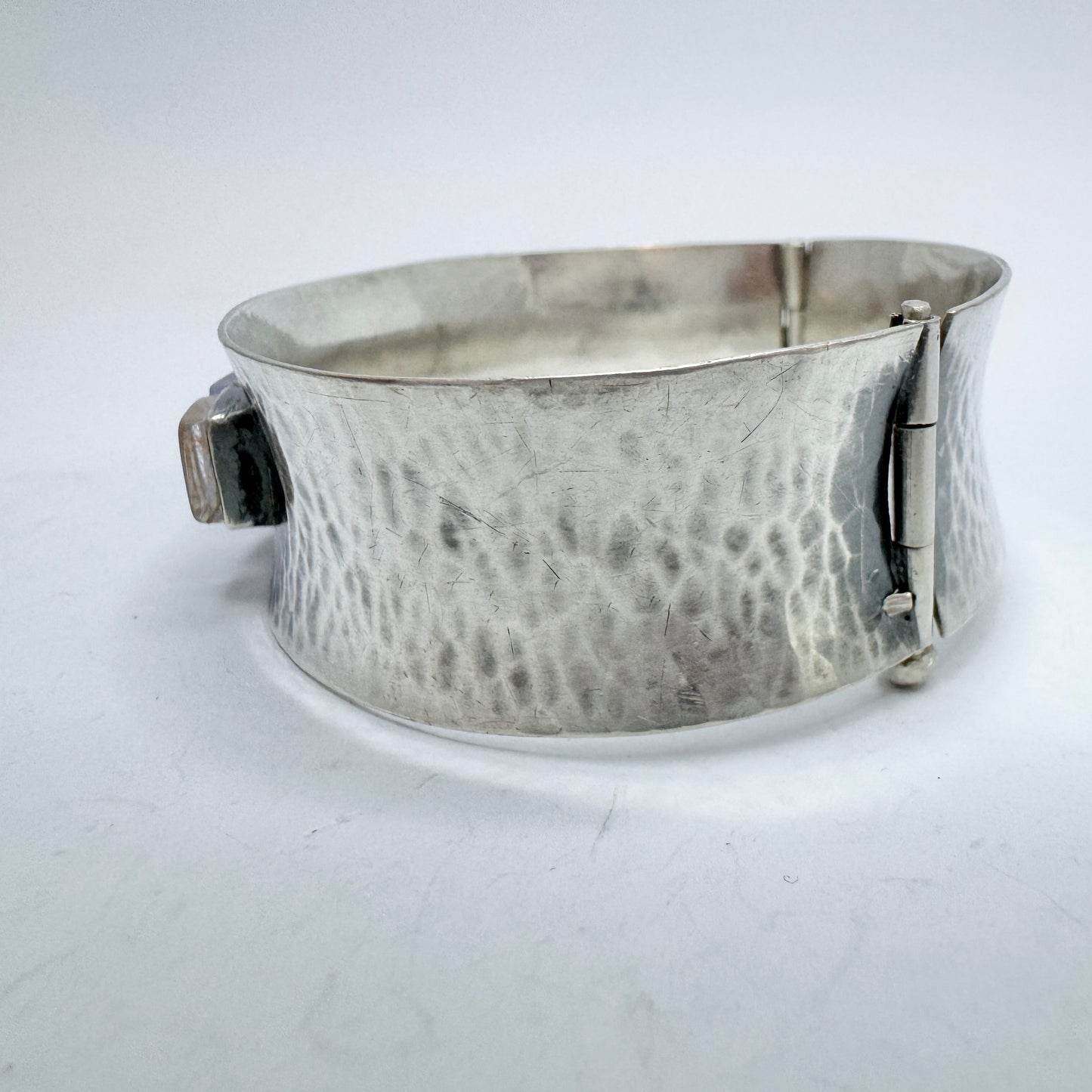 Pirkan Kulta, Finland 1963. Vintage Solid Silver Quartz Hinged Bangle Bracelet.
