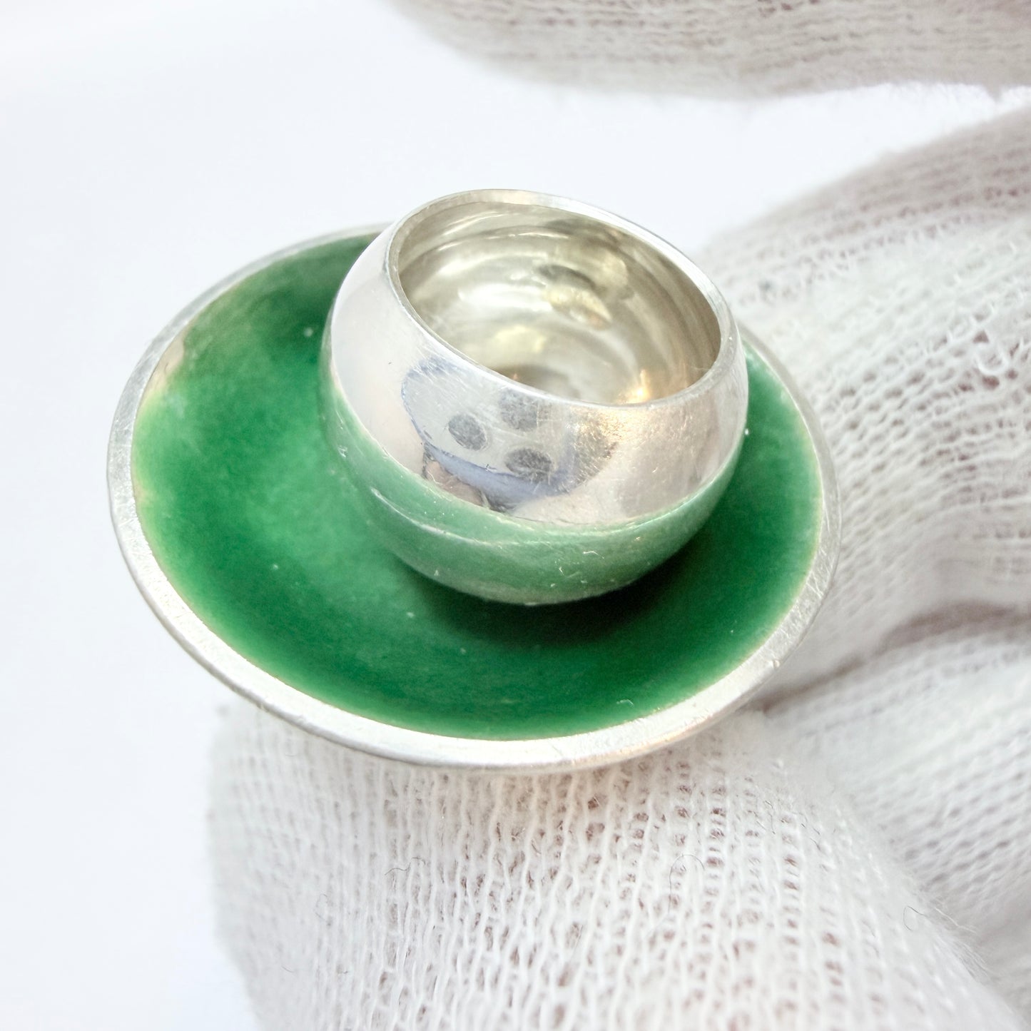 Kultateollisuus, Finland 1972. Vintage Solid Silver Green Enamel Kinetic Ring.