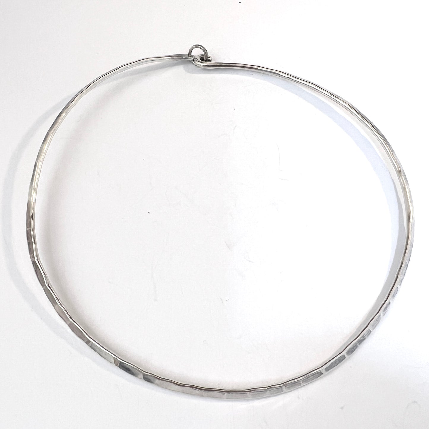 Kuhlin, Sweden 1991. Vintage Hammered Sterling Silver Neck Ring Necklace. Signed.