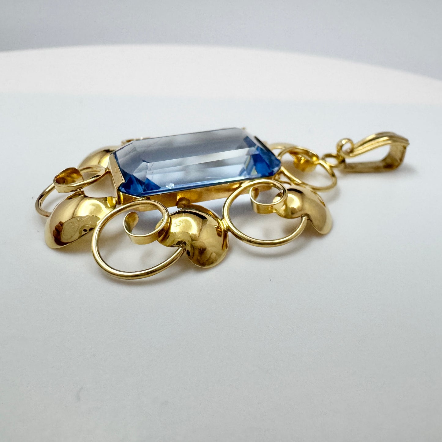 Harry Hermanson, Sweden 1949. Vintage 18k Gold Synthetic Blue Spinel Pendant.