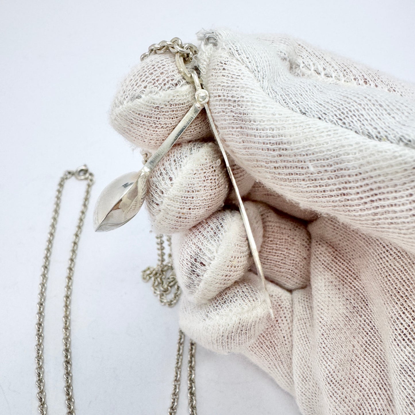 Tapio Wirkkala for Kultakeskus, Finland 1975. Vintage Solid Silver Pendant + Chain. Design Päärynä