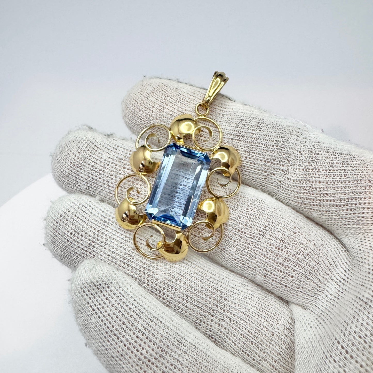 Harry Hermanson, Sweden 1949. Vintage 18k Gold Synthetic Blue Spinel Pendant.