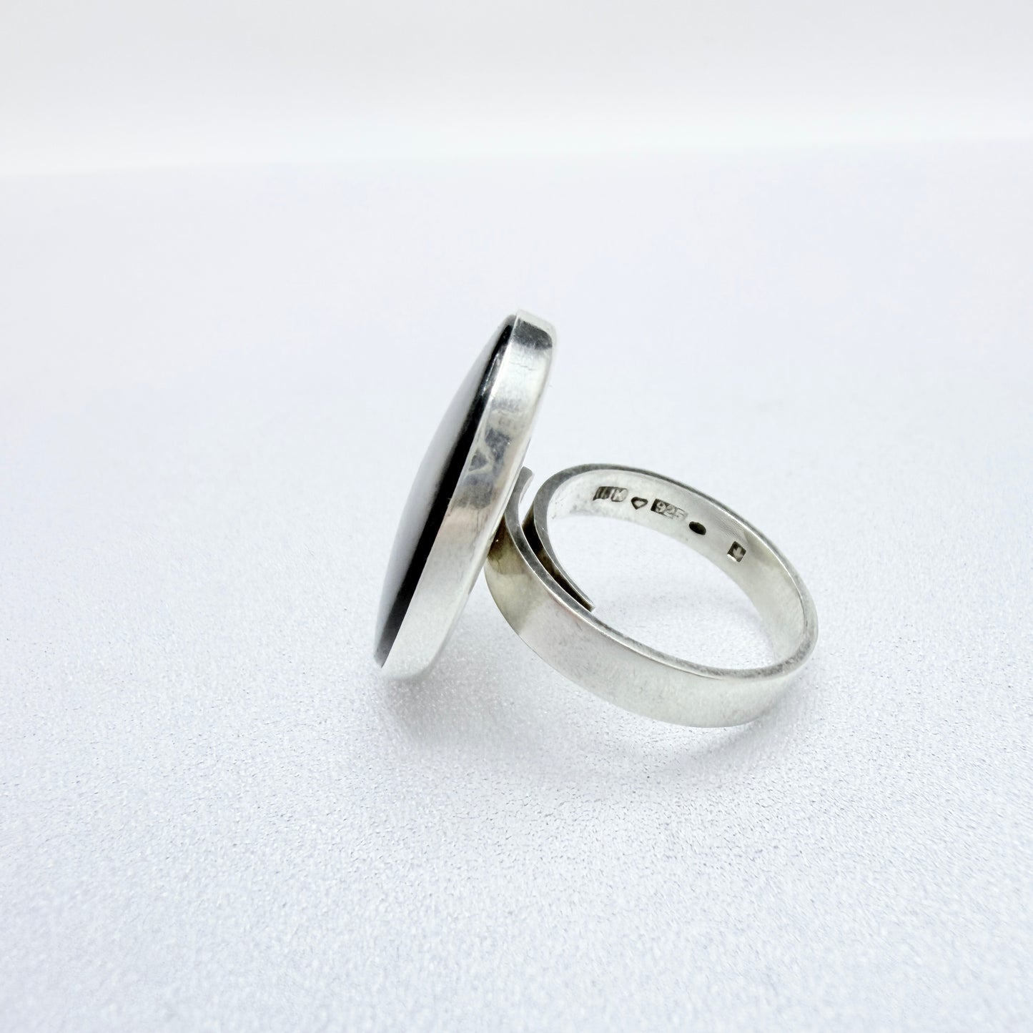 Kaunis Koru, Finland. Vintage Sterling Silver Spectrolite Ring.