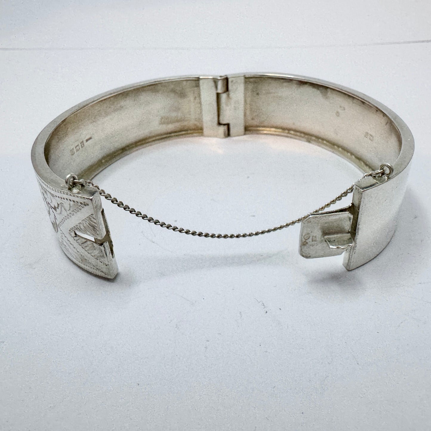 Birmingham 1953. Vintage Sterling Silver Hinged Bangle Bracelet.