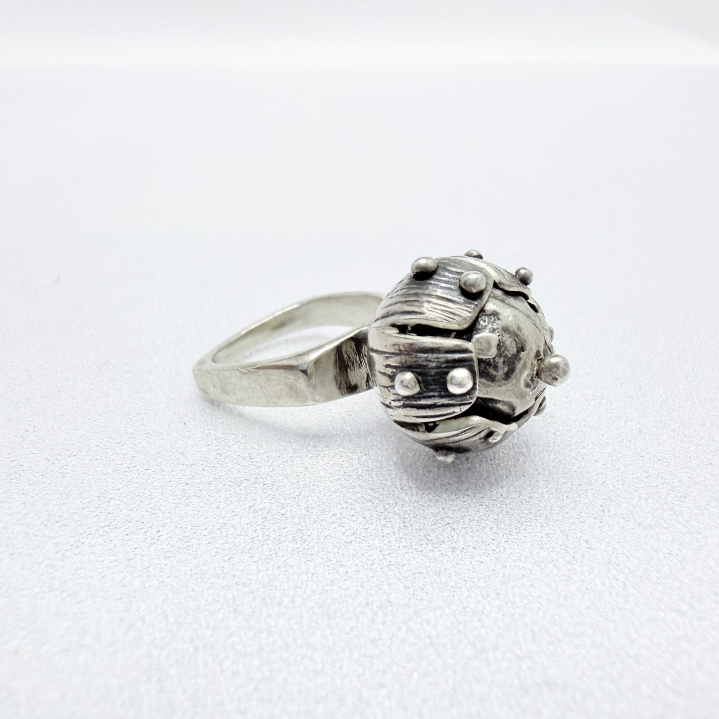 Vintage Ethnic Modernist Solid Silver Ring w Kinetic Center.