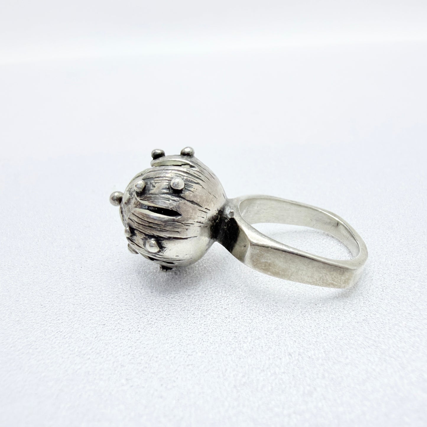 Vintage Ethnic Modernist Solid Silver Ring w Kinetic Center.