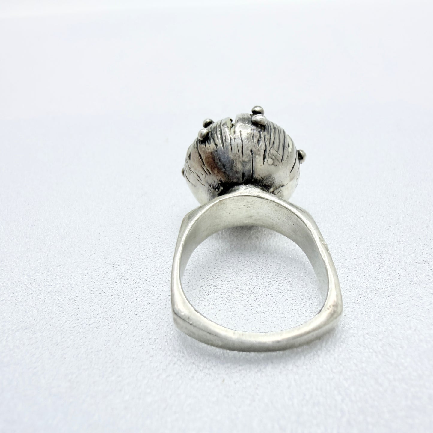 Vintage Ethnic Modernist Solid Silver Ring w Kinetic Center.