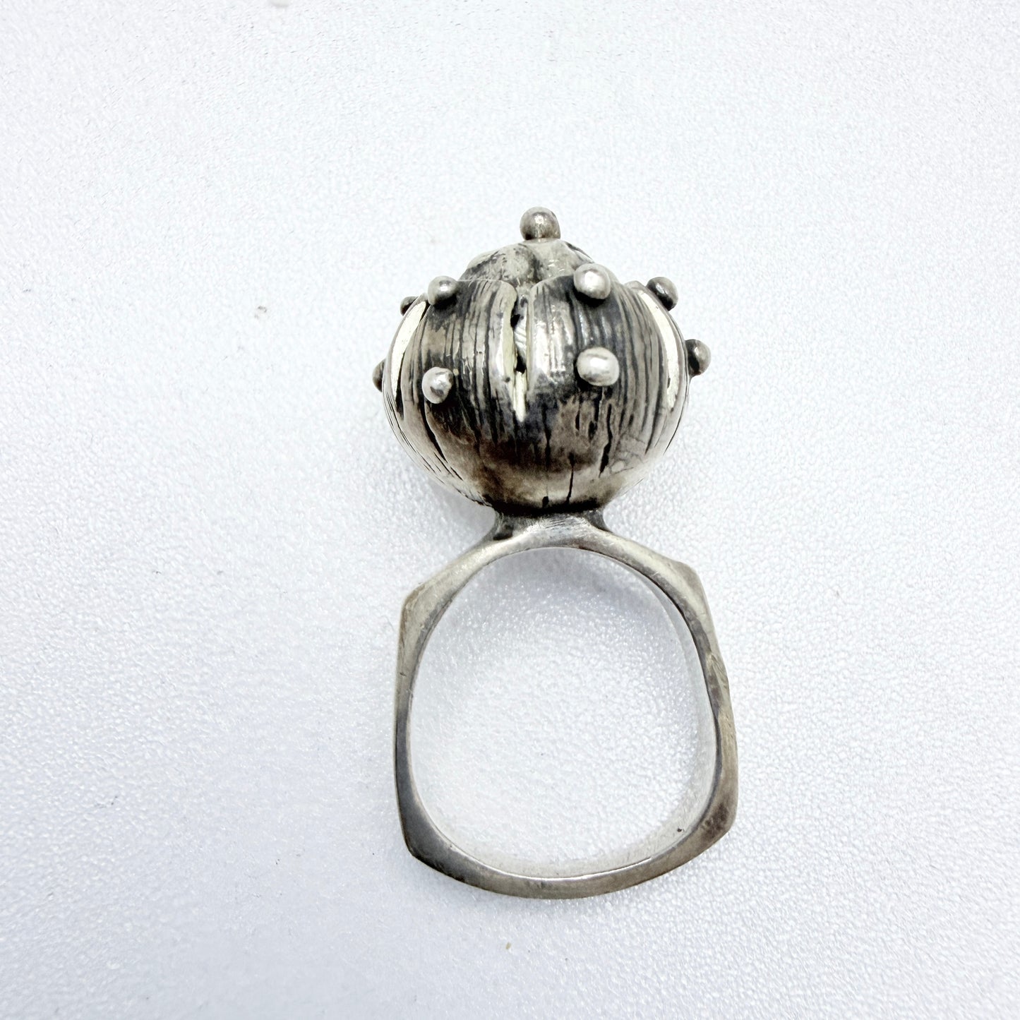 Vintage Ethnic Modernist Solid Silver Ring w Kinetic Center.