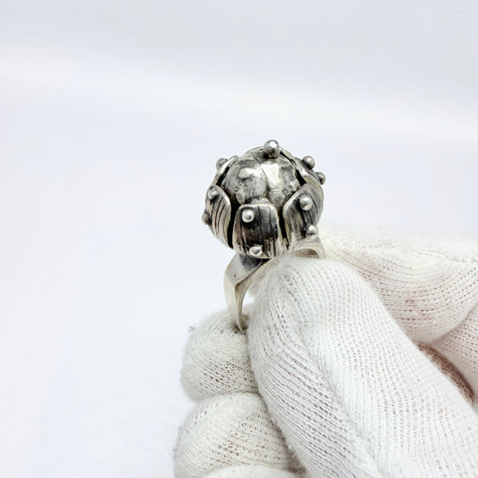 Vintage Ethnic Modernist Solid Silver Ring w Kinetic Center.