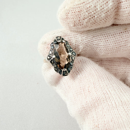 G Dahlgren, Sweden 1932. Vintage Art Deco 18k Gold / Silver Quartz Marcasite Ring.