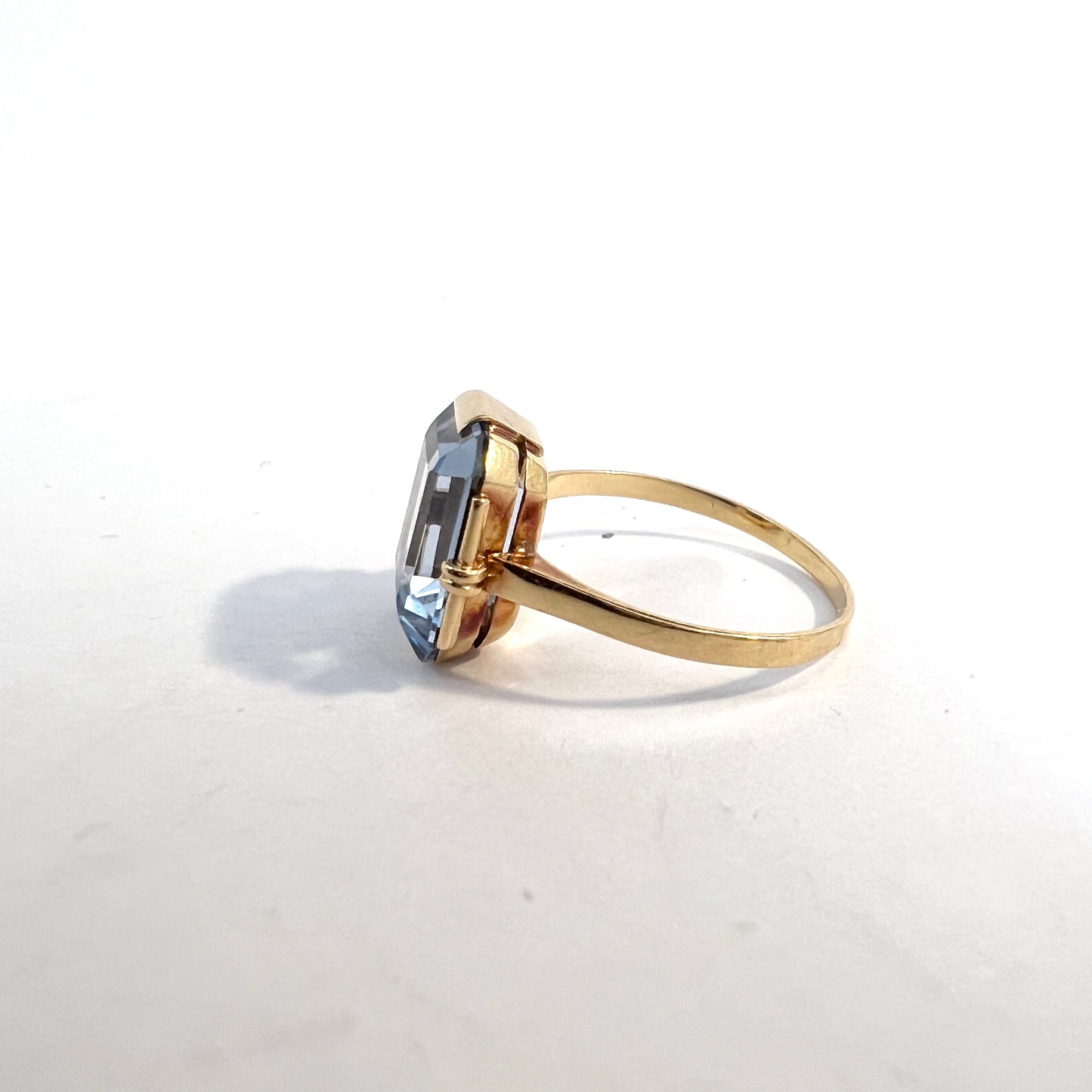 Ekström & Blohm, Sweden 1946. Vintage 18k Gold Synthetic Ice Blue Synthetic Spinel Ring.