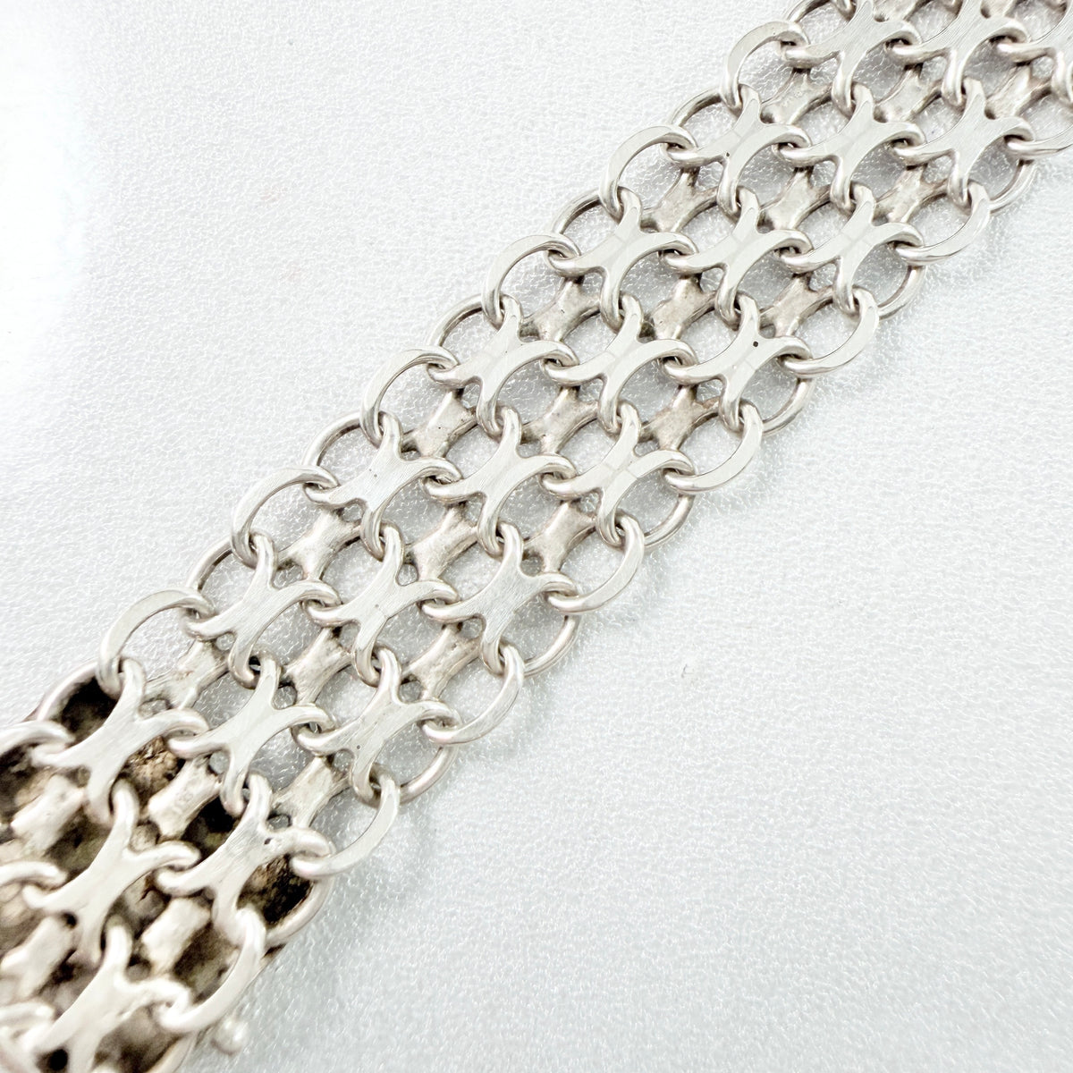 N S E Guldvaru, Sweden 1988. Vintage Solid Silver X-link Bracelet.