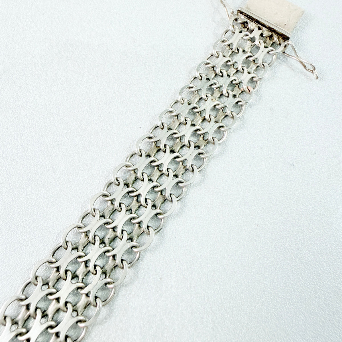 N S E Guldvaru, Sweden 1988. Vintage Solid Silver X-link Bracelet.